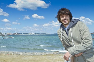 Sahilde gülümseyen çocuk portresi