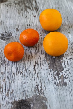 Ahşap zemin üzerinde olgun, lezzetli mandalinalar