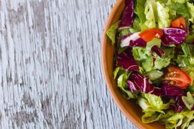 İştah açıcı domates salatası kase ahşap tablo