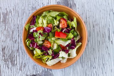 İştah açıcı domates salatası kase ahşap tablo