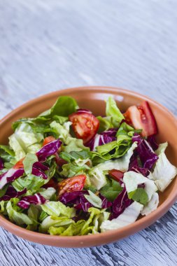 İştah açıcı domates salatası kase ahşap tablo