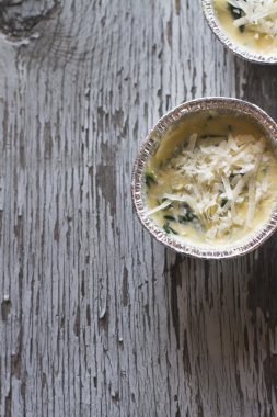 Yumurta, ıspanak ve Parmesan atışa hazır ile güveç