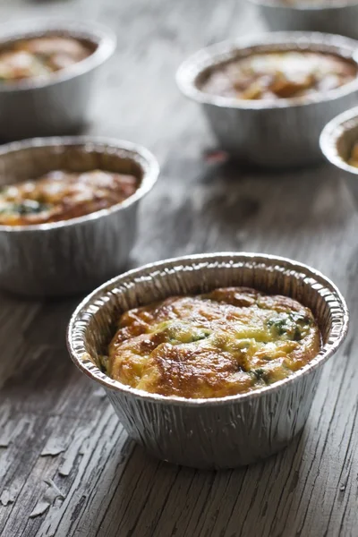 Gryta med ägg, spenat och Parmesan nybakat — Stockfoto