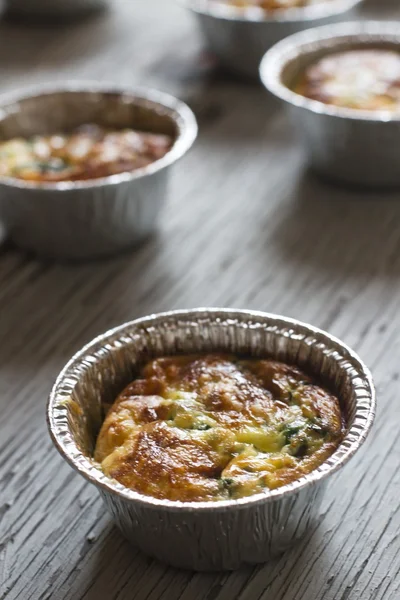 Caçarola com ovos, espinafre e parmesão recém-assado — Fotografia de Stock