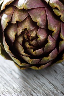 Tahta masadaki enginarlar.