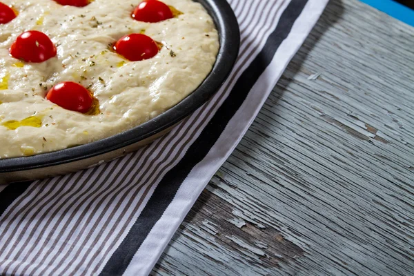 Pan de pizza sin cocer Focaccia — Foto de Stock