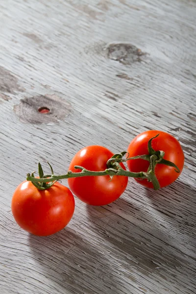 Mogna tomater på ett Grungy gamla utomhus bord — Stockfoto