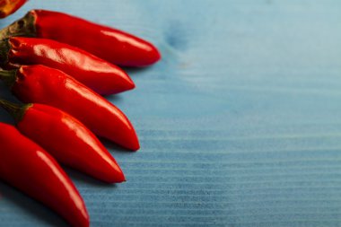 Red Hot Chili Peppers mavi ahşap zemin üzerine