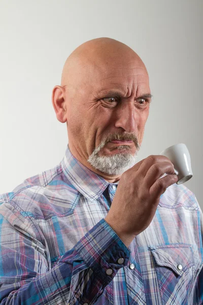 Портрет человека, пьющего кофе отвратительный Лицензионные Стоковые Фото
