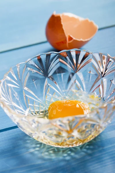 Huevo de pollo en tazón de vidrio — Foto de Stock