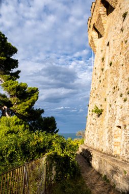 Eski bir kıyı kulesi olan Torre del Cerrano 'nun tuğla ve taş yapısı yeşil çam ağaçları ve deniz arasında yer almaktadır.