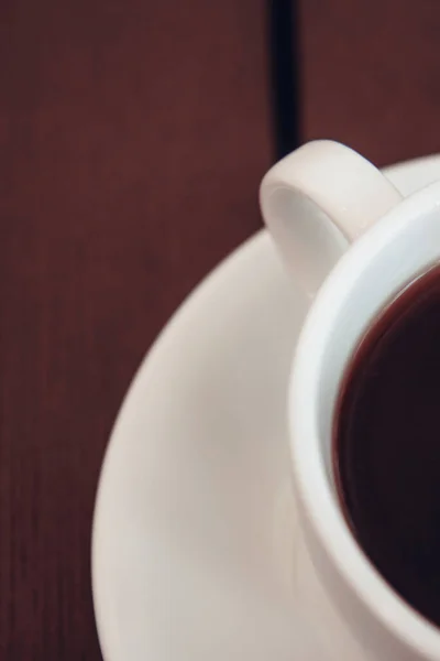 Schwarzer Kaffee Mit Schaum Einer Weißen Keramiktasse Auf Einem Holztisch — Stockfoto