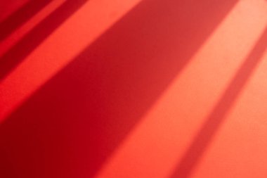 Karşıt gölgelerle kırmızı arkaplan