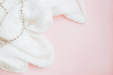 Beyaz örülmüş kumaş ve pembe arka planda gümüş boncuklar. Siyah arka planda el işi. Örgü kadın hobisi olarak kullanılıyor. Boşluğu kopyala