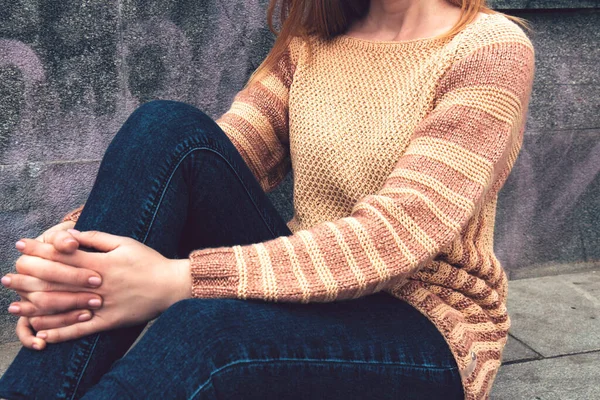 Mladá krásná žena v útulném béžovém svetru tráví čas venku — Stock fotografie