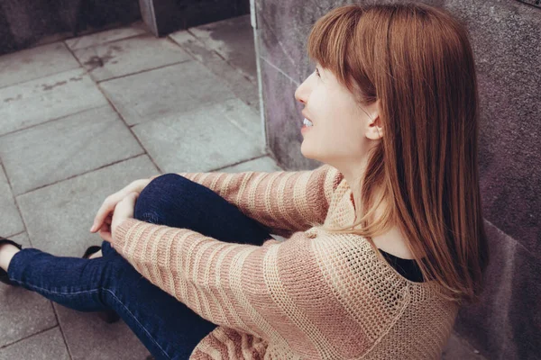 Νεαρή όμορφη γυναίκα σε ένα άνετο μπεζ πουλόβερ περνά χρόνο σε εξωτερικούς χώρους — Φωτογραφία Αρχείου