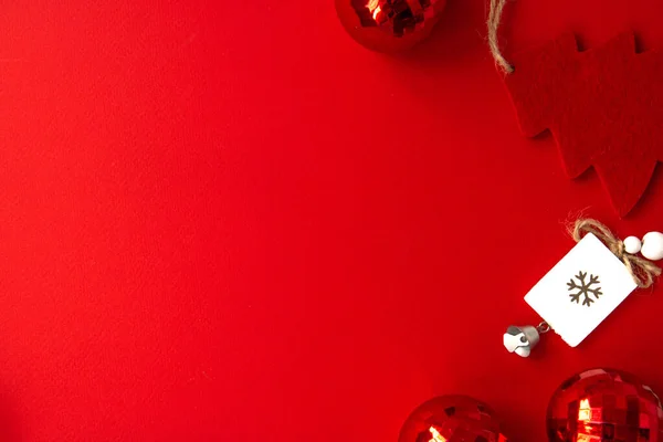 Πολύχρωμες Κόκκινες Χριστουγεννιάτικες Μπάλες Ασημένια Καμπάνα Και Διακόσμηση Χριστουγεννιάτικου Δέντρου — Φωτογραφία Αρχείου