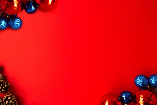 Πολύχρωμα Κόκκινα Και Μπλε Μπάλες Χριστουγέννων Και Κώνους Ερυθρελάτης Έντονο — Φωτογραφία Αρχείου