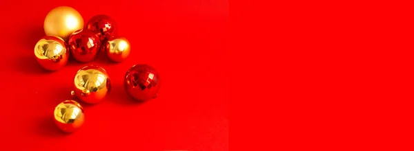 Set Bolas Navidad Rojas Doradas Sobre Fondo Rojo Feliz Tarjeta — Foto de Stock