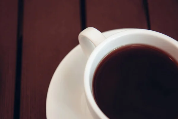 Schwarzer Kaffee Mit Schaum Einer Weißen Keramiktasse Auf Einem Holztisch — Stockfoto