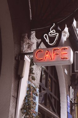 Girişte yazıt kafesi olan neon tabela.