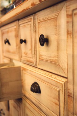 Antika, bir restoranda ahşap çekmeceler. Demir saplı bir sürü çekmece