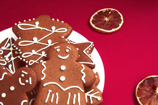 Zelfgebakken Kerstpeperkoek Gedroogde Citroenschijfjes Een Felrode Achtergrond Vrolijk Kerstfeest — Stockfoto