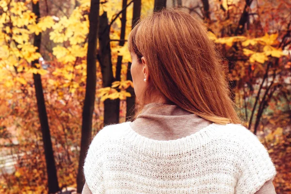 Mladá Žena Bílém Teplém Útulném Pleteném Svetru Kráčí Podzimním Parkem — Stock fotografie