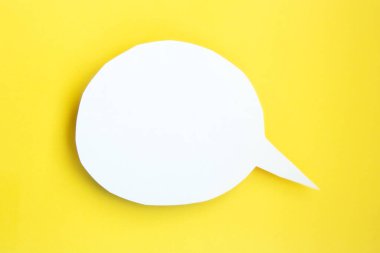 Beyaz kağıt konuşma balonu konsepti. Parlak sarı arkaplanda kesme yolu olan, zıt gölgeli çizgi film konuşması