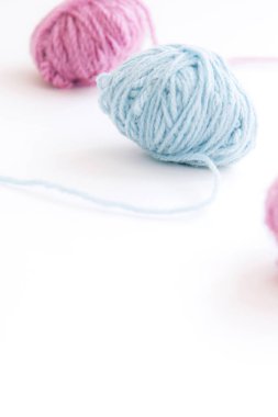 Fotokopi alanı olan açık bir arka planda iki adet çok renkli yün iplik. Kapat.