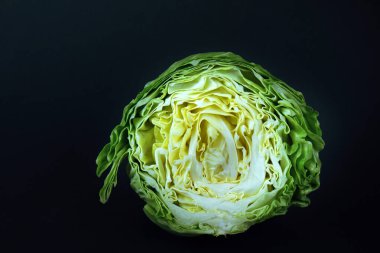 Olgunlaşmış yeşil lahana hamamböceği siyah bir zemin üzerinde fotokopi alanı ile