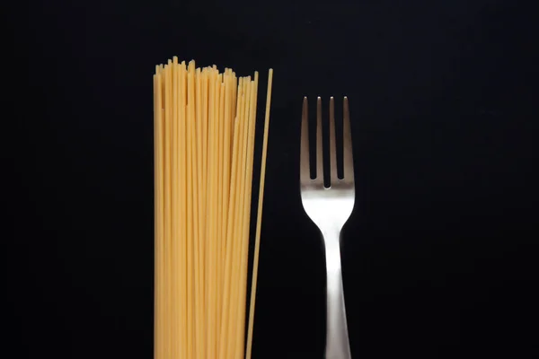 Spaghetti Crudi Con Forchetta Isolata Fondo Nero Pasta Focus Selettivo — Foto Stock