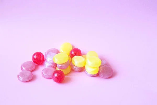 Dulces Caramelo Multicolores Sobre Fondo Rosa Puesta Plana — Foto de Stock