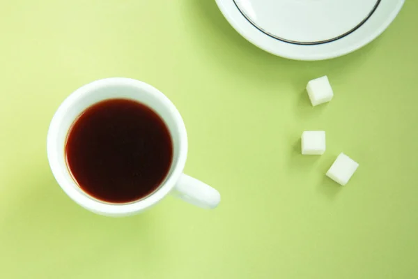 Café Negro Una Taza Blanca Platillo Cubo Azúcar Aislado Sobre — Foto de Stock