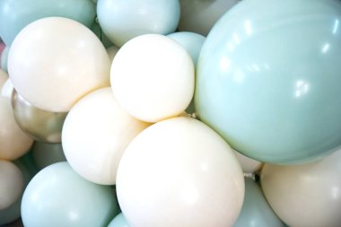 Renkli balonların arka planında çıplak renkler var. Soyut arkaplan. Çeşitli renkli parti balonları