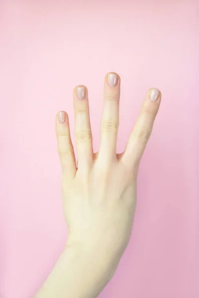 Mão Feminina Isolada Sobre Fundo Rosa Número Quatro Dedo Indicador — Fotografia de Stock