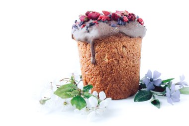 Geleneksel lezzetli Paskalya pastası ve beyaz arka planda izole edilmiş taze bahar çiçekleri. Yan görünüm