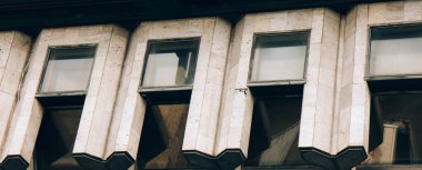 Güzel ve alışılmadık bir bina manzarası. Çatı, birçok pencere.