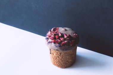 Geleneksel lezzetli paskalya pastası beyaz ve siyah arka planda