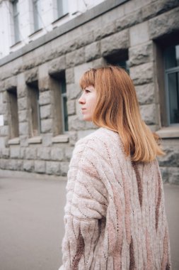 Sade, çıplak bir hırka içinde genç ve güzel bir kadın dışarıda vakit geçiriyor.