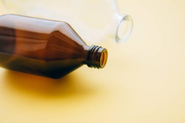 Arka planda iki boş ilaç şişesi kozmetik sıvısı. Organik, sıfır atık kozmetik kavramı