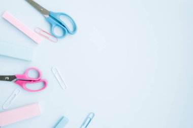 Okul kırtasiyesi ve malzemeler mavi arka planda, altyazı için yer var. Okula, çevrimiçi okula. Rengarenk kırtasiye seti. Düz yatıyordu