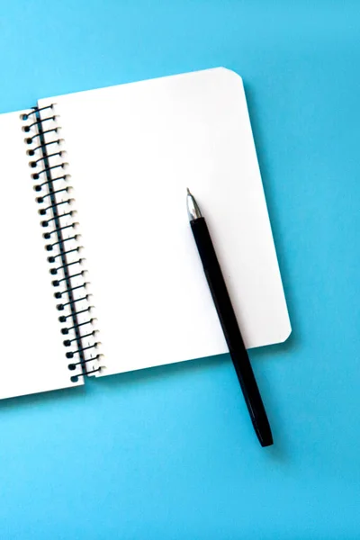 Abra Caderno Espiral Com Páginas Brancas Branco Caneta Fundo Azul — Fotografia de Stock