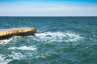 Fırtınalı deniz, okyanus ve mavi gökyüzü arka planı. Denizin Ufku. Mavi gökyüzünde güzel beyaz bulutlar
