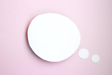 Beyaz kağıt konuşma balonu konsepti. Parlak pembe arkaplan üzerinde bir daire şeklinde kesme yolu ile çizgi film konuşması ve zıt gölgeler