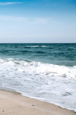 Derin mavi fırtınalı okyanus suyu ve mavi gökyüzü arka planı. Denizin Ufku
