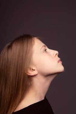 Uzun saçlı, esmer güzel bir kız.