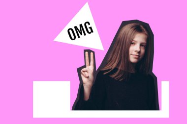 Dergi stili kolaj, gülümseyen kızın zafer işaretini eliyle göstermesi ve parlak pembe arka planda OMG ile fotokopi çekmesi.