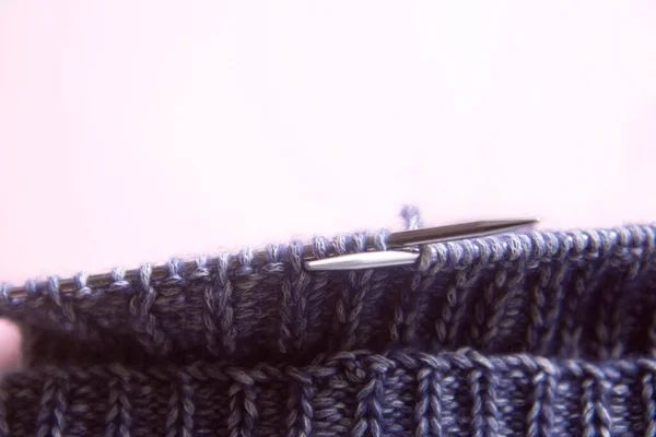 計画が進行中だ ピンクを基調としたバイオレット編みと編み針 頭上から撃たれた 手芸収入の概念 — ストック写真