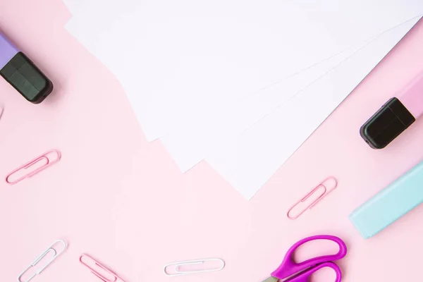 Papeterie Fournitures Scolaires Feuilles Blanches Vierges Papier Sur Fond Rose — Photo